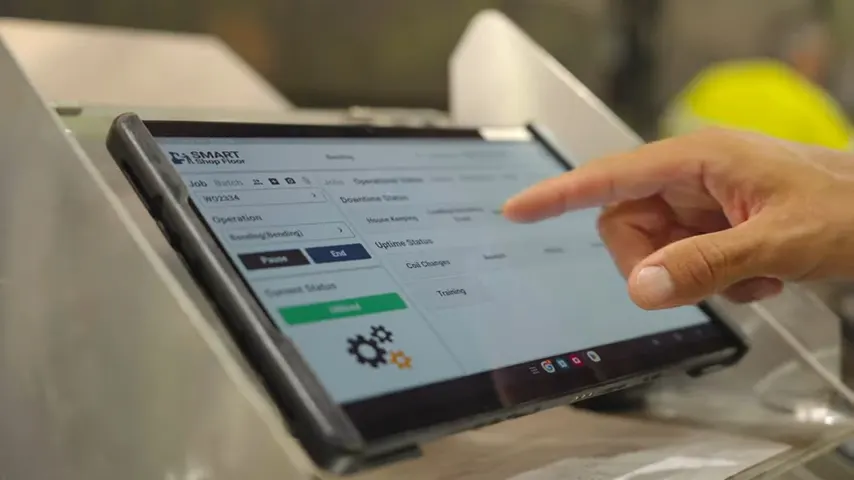 Operator using Smart Shop Floor on a tablet